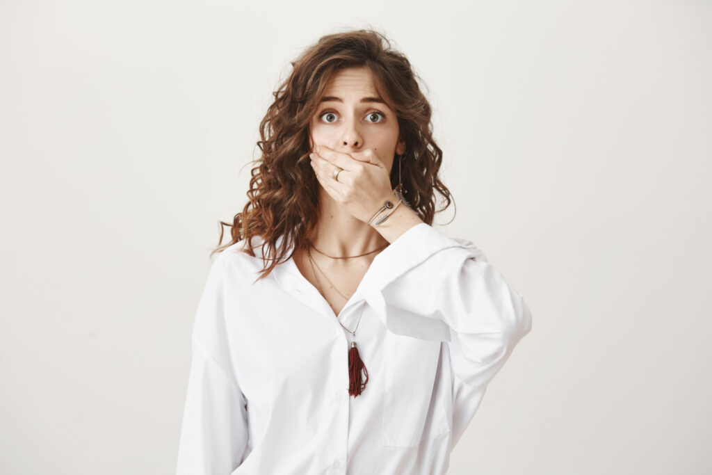 Dentes encavalados: por que surgem, quais os riscos e como corrigir de forma prática